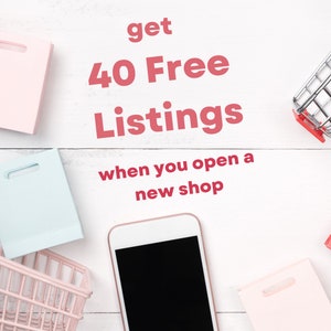 Puede incluir: Un fondo de madera blanco con bolsas de regalo rosas y azules, una peque&ntilde;a cesta de alambre rosa, un tel&eacute;fono inteligente blanco con una pantalla negra y un carrito de compras plateado. El texto "get 40 Free Listings when you open a new shop" est&aacute; escrito en rojo.