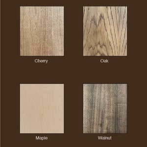 Pu&ograve; includere: Quattro campioni di legno, ognuno dei quali mostra la venatura di un tipo di legno diverso: ciliegio, rovere, acero e noce.