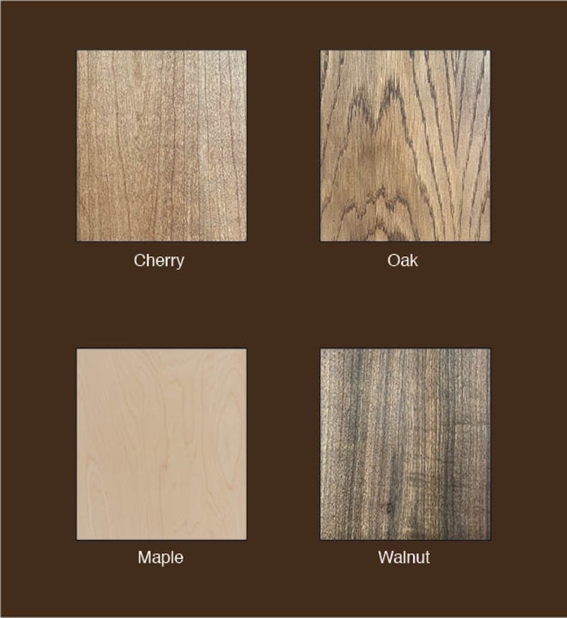 Pu&ograve; includere: Quattro campioni di legno, ognuno dei quali mostra la venatura di un tipo di legno diverso: ciliegio, rovere, acero e noce.