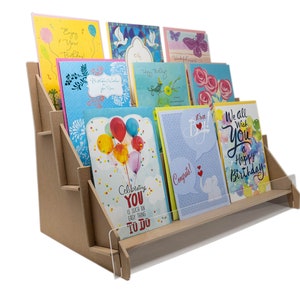 Présentoir pour cartes de voeux en bois à 3 niveaux avec façade en acrylique transparent. Expédié à plat. Assemblage facile !