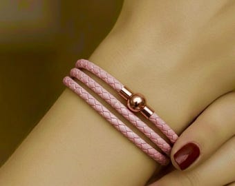 Roze gevlochten leren bedelarmband, roségouden magnetische sluiting