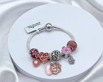 ローズゴールド、ピンク、シルバーのママをテーマにしたチャーム付き
