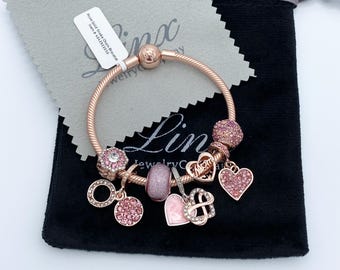 ローズゴールド、ピンク、シルバーのママをテーマにしたチャーム付き