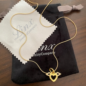 Collar de cadena de serpiente de oro amarillo de 22 pulgadas con dije de corazón y alas de ángel