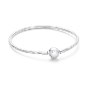 Puede incluir: Un brazalete de cadena de serpiente de plata con un abalorio de plata que dice "LINX".