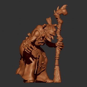 Può includere: Un modello stampato in 3D dettagliato di una creatura simile a un goblin con un bastone. La creatura è raffigurata con un viso rugoso, un naso lungo e un bastone con un manico di legno nodoso.