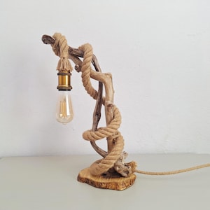 Lampe de table rustique en bois flotté avec corde, décoration côtière légère faite main