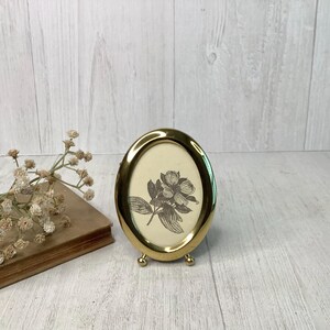 Vintage Solid Brass Oval Photo Frame/ Small 3x4 Oval Gold Picture Frame/ Knob Feet/ Fancy Metal Frame/ MCM/ Retro/ Boho Chic/ Wedding