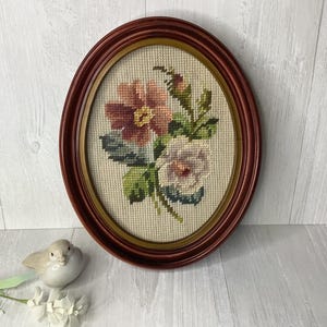 Cuadro floral enmarcado en marrón con bordado vintage, rosa ovalada cosida a mano, arte de pared enmarcado con flores, galería de pared, estilo rural primitivo