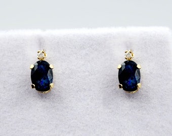 Pendientes de oro de 14 quilates con zafiro azul y detalles de diamantes (piedra de nacimiento de septiembre). Regalo ideal para el Día de la Madre.