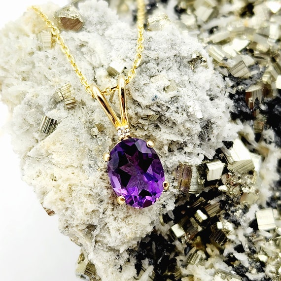 Collier Plaqué Or Avec Pendentif Ovale Et Pierre Violette – Occasion élégante