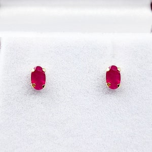 Peut inclure: Une paire de boucles d'oreilles en rubis de forme ovale serties d'or.
