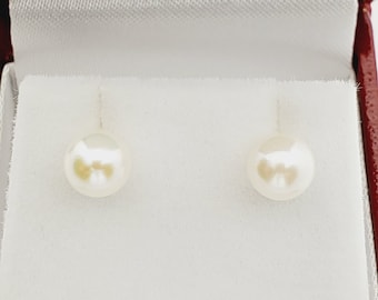 Peut inclure: Une paire de boucles d'oreilles en perles blanches dans un écrin blanc avec une doublure rouge.