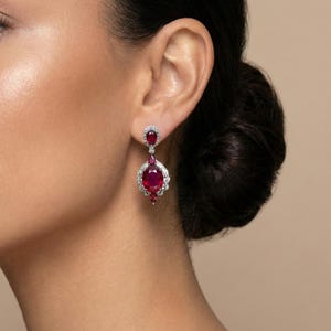 Pendientes colgantes de plata de ley con rubí, cierre Omega, acabado rodiado, elegantes pendientes colgantes.