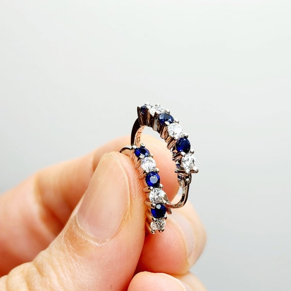 Kingsley Ryan - Orecchini a cerchio in argento sterling con zirconia cubica e cuore
