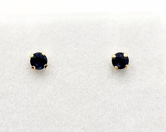 Pendientes de oro de 14 quilates con zafiro azul, piedra natal de septiembre.