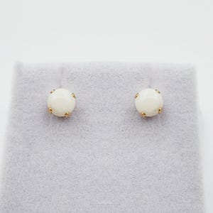 Gold Opal Ohrstecker, 14K Gelbgold Opal 5 x 5 mm Ohrstecker, Oktober Geburtsstein, Opal Ohrringe, Handgefertigte Ohrringe