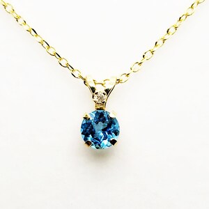 Collana con ciondolo in topazio blu, collana con pietra preziosa in topazio, collana e ciondolo in oro giallo, gioielli in topazio blu, pietra portafortuna di dicembre