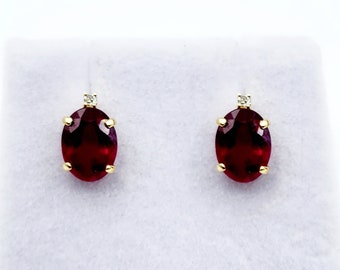 Ovale oorbellen van geelgoud met robijn en diamant, geboortesteen van juli, 8 x 6 mm