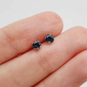 Clous d'oreilles en or 14 carats saphir bleu, boucles d'oreilles en or jaune 14 carats saphir bleu naturel de 3,5-4 mm, pierre de naissance en septembre, boucles d'oreilles en pierres précieuses