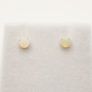 Gold Opal Ohrstecker, 10K Gelbgold Opal 4 mm Ohrstecker, Oktober Geburtsstein, Opal Ohrringe, Handgefertigte Ohrringe