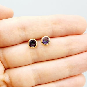 Pendientes con bisel de topacio místico de oro de 14 quilates, pendientes de topacio místico de fuego genuino de oro amarillo de 14 quilates de 5 x 5 mm, pendientes con piedra de nacimiento, engaste de bisel redondo