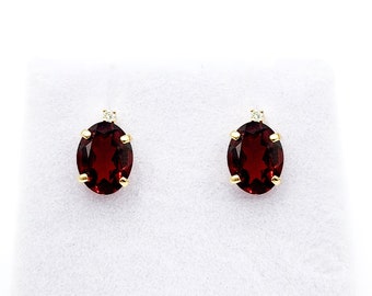 Goldene Granat-Ohrstecker mit Diamantakzenten, Geburtsstein Januar, 8 x 6 mm
