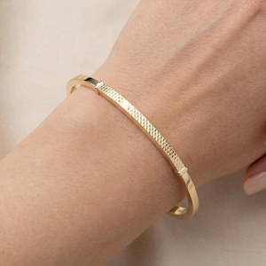14K geelgouden armband, minimalistische gouden schuifarmband, armband met getextureerde middenbuis, stapelbare gouden armband, cadeau voor haar