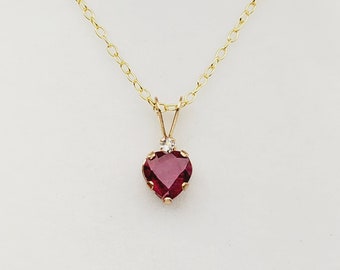 Gouden robijnhangerketting, 10 kt geelgouden hartvorm echte robijn 6 x 6 mm met witte topaashanger, geboortesteen juli