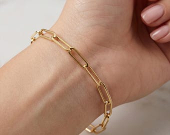 Braccialetto a catena sottile in oro giallo 10 carati con maglie da 4 mm.