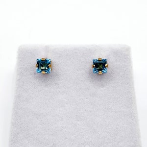 Gold Blautopas Ohrringe, 10K Gelbgold Echtes Quadrat Blautopas 4 x 4 mm Ohrstecker, Dezember Geburtsstein, Blauer Edelstein Schmuck für Sie