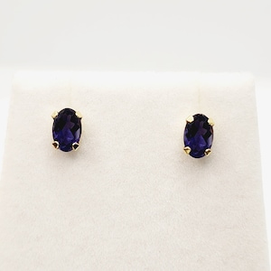 Peut inclure: Une paire de boucles d'oreilles en or avec des pierres précieuses améthystes de forme ovale.