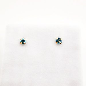 Gold Blautopas Ohrstecker, 10K Gelbgold Blautopas 3 x 3 mm, Kleine Ohrstecker, Dezember Geburtsstein Schmuck, Minimalistische Goldohrringe
