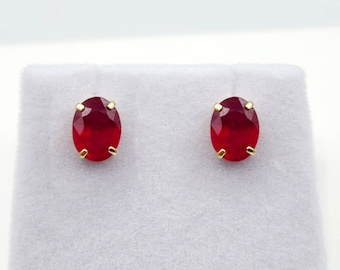 Örhängen i 10 karat gult guld med rubiner, 8 x 6 mm ädelstenssmycken