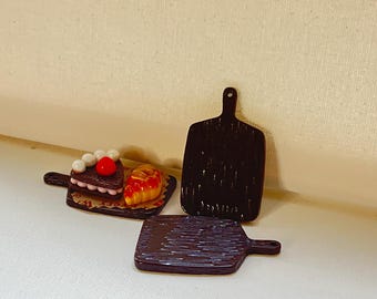 1 Stück Mini Schneidebrett Charm - Küchenaccessoire - Winziges Küchenbrett aus Harz - Puppenhaus Dekor - DIY Handwerk, Schlüsselanhänger, Kawaii Geschenk