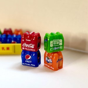 Mini Soda 6 Bottle Pack Charm – não pode ser aberto - Acessórios para casa de bonecas - Coca-Cola, Sprite, Fanta, Pepsi - Decoração de comida kawaii e artesanato faça você mesmo