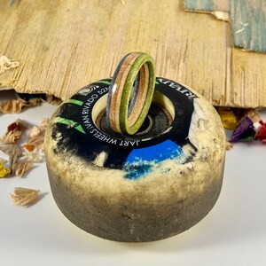 Anillo de madera hecho con una patineta reciclada, anillo de patineta, regalo perfecto para él y para ella