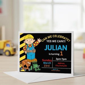 Op de afbeelding: Een verjaardagsuitnodiging met een cartoon bouwvakker. De uitnodiging luidt "CAN WE CELEBRATE? YES WE CAN!!!" en bevat details voor Julians eerste verjaardag, inclusief datum, tijd en RSVP-informatie.