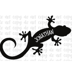 Pu&ograve; includere: Silhouette nera di un geco con il nome "JONATHAN" in testo bianco. Il geco ha una coda arricciata e si trova su uno sfondo bianco.