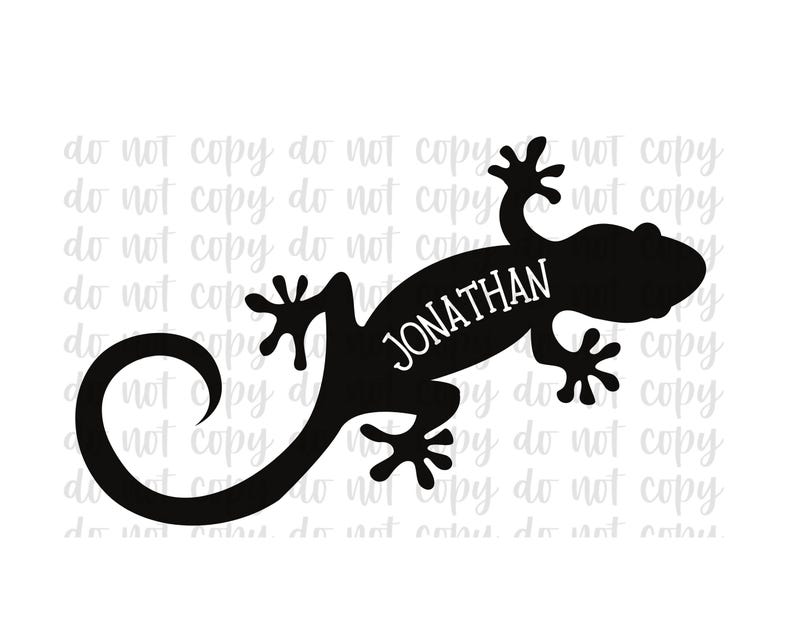 Pu&ograve; includere: Silhouette nera di un geco con il nome "JONATHAN" in testo bianco. Il geco ha una coda arricciata e si trova su uno sfondo bianco.