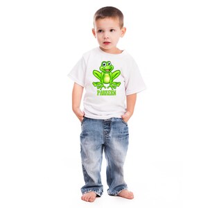 Personligt grodnamn, anpassat grodnamn, grodfödelsedagsfest, hoppande groda-t-shirt, digital bild av grodpojke, fluorescerande grön groda PNG bild 5
