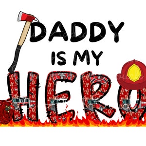 Op de afbeelding: Een grafisch ontwerp met de tekst "Daddy is my Hero" in zwarte letters. De letters zijn gevuld met een patroon van rode brandweerauto's, ladders en slangen. Een rode brandweerhelm bevindt zich boven de "O" in "Hero". Een rode bijl met een zwarte steel bevindt zich aan de linkerkant van het ontwerp.