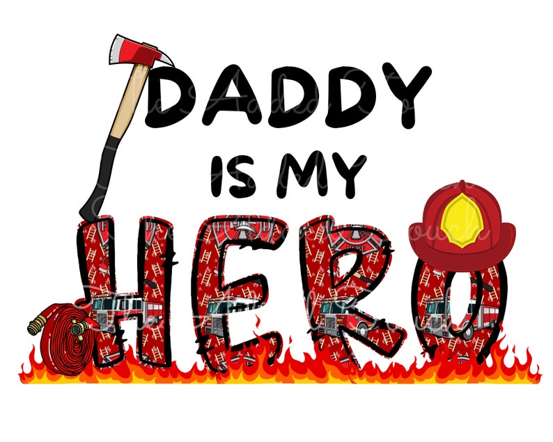 Op de afbeelding: Een grafisch ontwerp met de tekst "Daddy is my Hero" in zwarte letters. De letters zijn gevuld met een patroon van rode brandweerauto's, ladders en slangen. Een rode brandweerhelm bevindt zich boven de "O" in "Hero". Een rode bijl met een zwarte steel bevindt zich aan de linkerkant van het ontwerp.