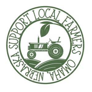Pu&ograve; includere: Logo circolare verde con il testo "Support Local Farmers Omaha Nebraska" attorno al bordo. Un trattore verde con una foglia in cima &egrave; al centro del cerchio.