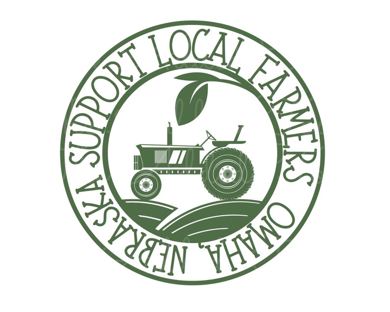 Pu&ograve; includere: Logo circolare verde con il testo "Support Local Farmers Omaha Nebraska" attorno al bordo. Un trattore verde con una foglia in cima &egrave; al centro del cerchio.