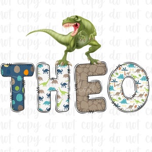 K&ouml;nnte beinhalten: Ein gr&uuml;ner Dinosaurier steht auf den Buchstaben "THEO", die aus Stoff mit einem Dinosauriermuster bestehen. Die Buchstaben sind braun umrandet und haben einen gen&auml;hten Look.