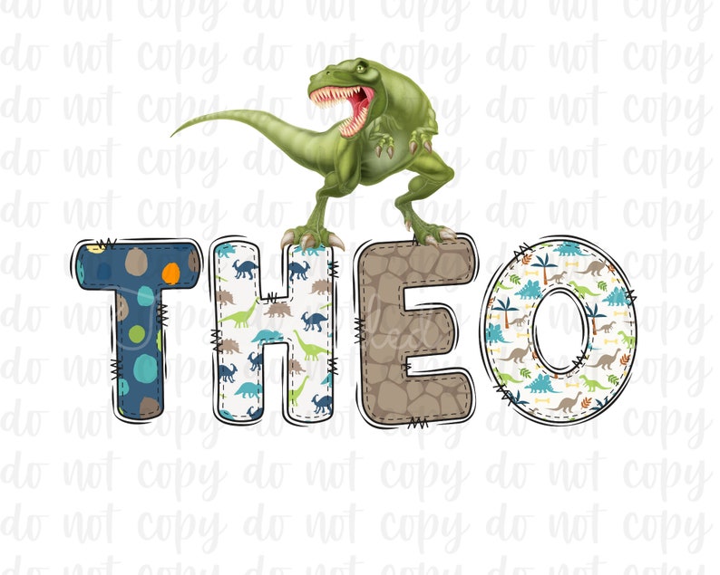 K&ouml;nnte beinhalten: Ein gr&uuml;ner Dinosaurier steht auf den Buchstaben "THEO", die aus Stoff mit einem Dinosauriermuster bestehen. Die Buchstaben sind braun umrandet und haben einen gen&auml;hten Look.