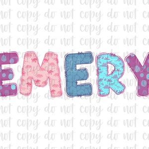 K&ouml;nnte beinhalten: Der Name "EMERY" ist in bunten, gemusterten Buchstaben geschrieben. Jeder Buchstabe hat eine andere Farbe und ein anderes Muster, darunter Punkte, Dinosaurier und ein blaues und wei&szlig;es geometrisches Muster.