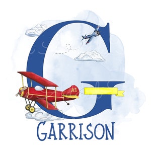 Op de afbeelding: Een blauwe aquarelletter G met een rood vliegtuig dat eromheen vliegt. Het vliegtuig heeft een gele banner met de tekst "A1". De letter G is omringd door witte wolken. De naam "GARRISON" staat onder de letter.