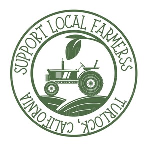 Pu&ograve; includere: Logo circolare verde e bianco con il testo "Support Local Farmers Turlock, California" attorno al bordo. Una foglia verde e una silhouette di un trattore sono al centro.